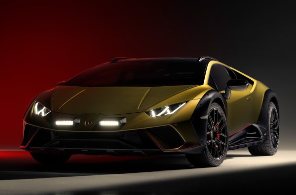 Наскоро в интернет изтече предварителна информация за наследника на Huracan. Казват, че Lamborghini ще разруши един от бастионите на &bdquo;атмосферната" философия - бъдещата суперкола ще се сдобие с хибридна система с V8, оборудван с два турбокомпресора. При стария Huracan обаче се залага на класика. През почти десетгодишната си кариера той се е сдобил с множество версии. Най-новата и най-необичайна  е SUV Sterrato.

Всички Huracan са оборудвани с 5,2-литров V10 с мощност до 640 к.с. На Sterrato той дава 610 к.с., но в този случай двигателят с вътрешно горене избледнява на заден план. 