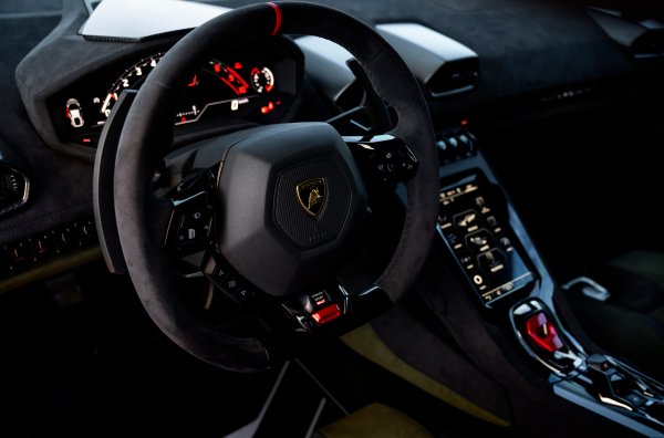 Цялото внимание е насочено към адаптирането на шасито за умерено пресечен терен. Суперкупето разполага с 44 мм по-висок пътен просвет. Ходът на окачването е увеличен, следата е разширена отпред и отзад, запазено е напълно контролираното шаси.

Към режимите на движение Strada и Sport е добавен Rally, а условната офроуд ориентация направи Sterrato изненадващо бавен по стандартите на компанията -  достига 100 км/ч от място за за 3,4 секунди, но максималната му скорост не надвишава 260 км/ч.