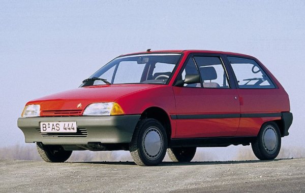 По време на фейслифта през 1991 г. Citroën въвежда в гамата AX версия GTi с двигател с обем 1360 куб. см и мощност от 100 к.с., което му позволява да достигне максимална скорост от 190 км/ч и да ускорява от 0 до 100 за 9,4 секунди . Това е напълно логично с оглед на теглото на колата, което е под 800 кг.