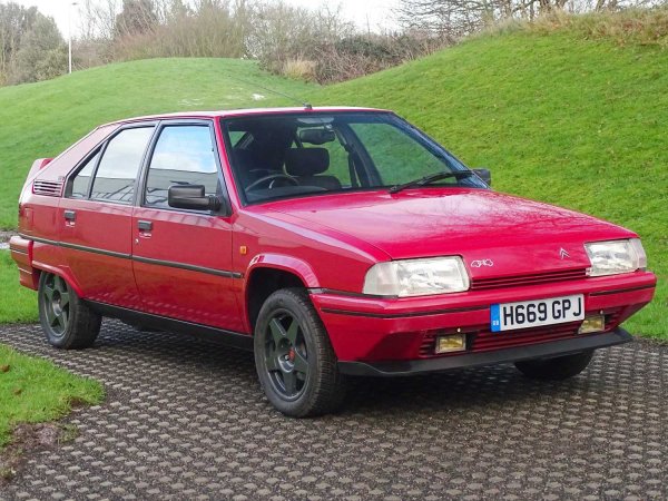 В случая на BX GTi, както и при много други членове на този списък, се вижда еволюцията на двигателя. Така това, което започна през 1987 г. с двигател 1.9 със 125 к.с., завърши с „мутации“ в BX16 GTi, който избра блок с 16 клапана и 160 к.с. 