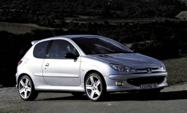 В сянката на звездата в гамата по това време - RC, версията 206 GTi също заслужава своето място в този списък. Оборудван с 2,0-литров бензинов двигател с мощност 138 к.с., той предлага и доста атрактивен дизайн. Максималната скорост е 210 км/ч, а ускорението от 0 до 100 км/ч отнема 8,9 секунди.