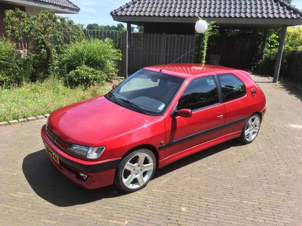 Въпреки че 306 беше изключително успешен автомобил, що се отнася до продажбите, спортната му версия не успя да се позиционира като еталон на марката. Тя получи 2,0-литров атмосгферен мотор с 16 клапана, който доставя 167 к.с. и е съчетан с механична скоростна кутия. Максималната скорост е 216 км/ч, а ускорението от 0 до 100 км/ч става за 7,9 секунди.