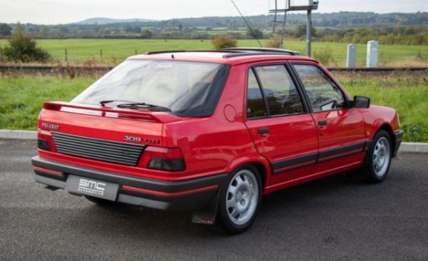 Пуснат на пазара в средата на 80-те години, този съперник на Golf GTI и Kadett GSi с 16-клапанна цилиндрова глава от онова време, представя доста персонален дизайн, с каросерия, на която не липсват спортни елементи, като характерните лети джанти. Що се отнася до двигателя, първоначално той избра същия 1,9-литров мотор 205 GTI, със 130 к.с.. По-късно мощността беше увеличена до 160 к.с. 