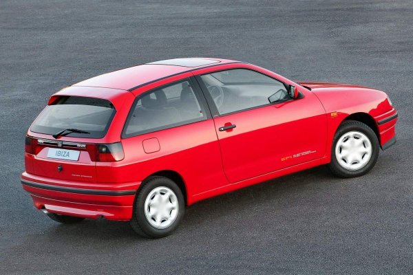 Преди пристигането на първата Ibiza CUPRA 1996 (която всъщност се наричаше GTi 16V CUPRA), SEAT пусна на пазара Ibiza Gti. Тя излезе през 1993 г., като беше  оборудвана с 2,0-литров бензинов двигател с мощност 115 к.с. По онова време наследникът на SXI заяви страхотна производителност, достигайки 200 км/ч и ускорявайки от 0 до 100 за 9,3 секунди.