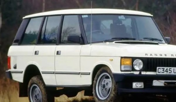 Това беше началото на изкачването на Range Rover по луксозната стълбица, като новата алуминиева джанта с три спици беше стана част от пакета, преслаган за автомобила. Версията The In Vogue е създадена съвместно със списание Vogue, откъдето идва и името, като в проекта участва и производителят на каросерии Wood and Pickett. Моделът също така получи килими, дървени капачки на вратите и уникална метална боя Vogue Blue, като бяха произведени само 1000 бройки.

Въпреки че In Vogue беше луксозно издание, използваните сплави са допълнителна екстра. През 1982 г. колелото на Vogue става опция за 400 евро в гамата на Range Rover и скоро става изборът по подразбиране на всички купувачи.