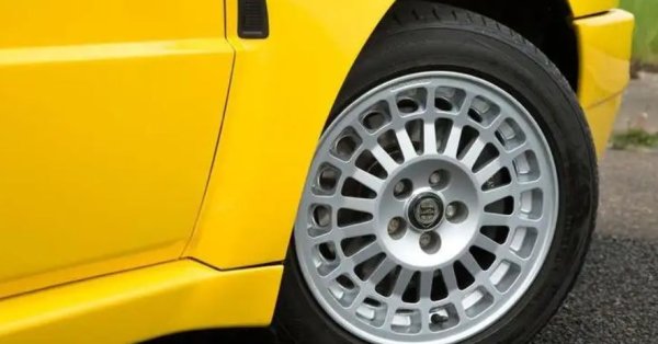 За кола, която е изцяло под ъгли и без извивки, Lancia Delta Integrale все още успява да бъде много красива, като това до голяма степен се дължи и на изработени от Cromodora алуминиеви джанти. Те се появяват първо на модела HF Turbo с изчистен дизайн с осем отвора и са пренесени към Integrale със задвижване на четирите колела.

Този дизайн на джанти продължи с Integrale до 1991 г., когато друго колело с много спици Cromodora е избрано за автомобилите Evoluzione. Това също така въведе главина с пет шипа за по-голяма здравина и за хомологиране на употребата й в рали-автомобили.