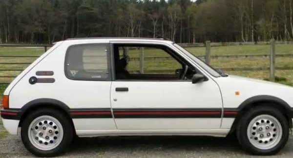 В  случай изборът е между колелата на моделите 1.6 или 1.9 Peugeot 205 GTi, като алуминиевите джанти на 1.6 печелят, защото са оригинални и изглеждат много подобни на тези на модела T16 от за група B на сметовния рали-шампионат. Дизайнът  е създаден от Speedline и е известен със своя код SL201.

Peugeot предлага 1.6 GTi с 14-цолови джанти, докато 1.9 получава 15-цолови дизайн с осем спици от Speedline. Колелата на 1.6 са  обути с по-тесни гуми, което донякъде обяснява и избора на французите.