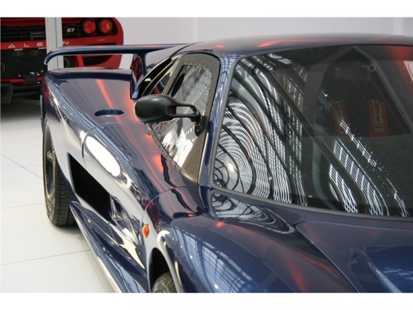 Спортният автомобил със средно разположен двигател се произвежда в края на 90-те години