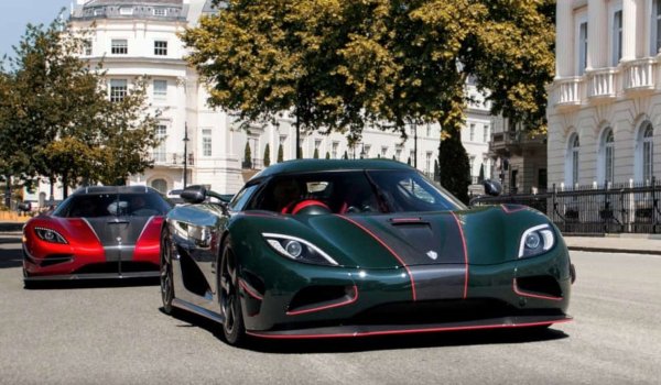 Едва ли е изненада, че този феноменален хиперавтомобил е изправен пред ограничения в някои страни (включително САЩ) поради екстремните си скоростни възможности? 5.0-литровият V8 на Agera R произвежда зашеметяващите 1140 к.с., подобрени от безумни технически решения като предни крила и ауспух Aero.

Факт е, че този автомобил не отговаря на правилата за хомологация на мното место по света, но и тук има изключения. Твърди се, че за да бъде издадено разрешение по пътищата хиперколата получава някои промени в уникалната система за управление на горивото, както и някои други специфични настройки.
