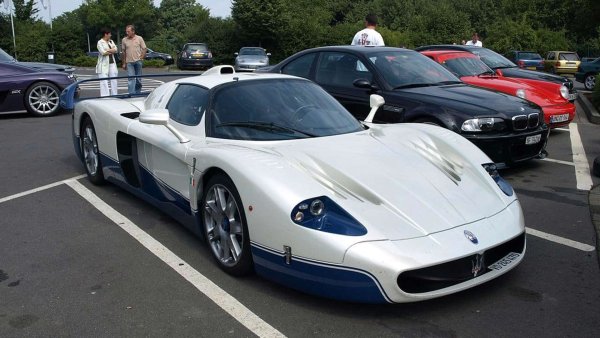 MC12 е ограничена серия на двуместен суперавтомобил, вдъхновен от Ferrari Enzo. Maserati разработи тази кола за участие в състезателните серии FIA GT, но в крайна сметка промени формулата му, за да създаде легални версии за движение по пътищата. Това доведе до звяр с 630 к.с. с тарга покрив в стил F-50 и голямо задно крило.

Суперколата използва смазване със сух картер, което подобрява потенциала му в завои при високи скорости и монококово шаси от въглеродни влакна. MC12 доминираше в GT състезанията, но имаше много съмнения относно това дали използва законни технологии. И в крайна сметка получи забрана за участие в &bdquo;24 часа на Льо Ман&ldquo;.
