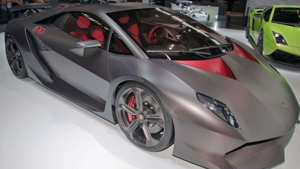 Ето още един италиански 4-колесен звяр, който не очакваше да бъде допуснат на пътя - Lamborghini Sesto Elemento. Суперколата се възползва от широкото използване на въглеродни влакна, разработени изключително за пистова употреба и включващи екстремна комбинация от лека конструкция и висока производителност.

Автомобилът така и не се появи на обществени пътища, но пък вдигаше 100 км/ч от място за 2,5 секунди.
