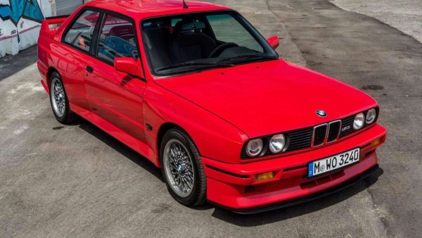 M3 Sport Evolution III не можа да заблуди американските контролни органи с измамно малкия си 2,5-литров двигател, който можеше да се изправи срещу V8 на Audi. Всъщност моделът се нуждаеше от новия 4-цилиндров мотор, тъй като 6-цилиндровият от E30 не можеше да се побере под капака.

В крайна сметка Националната администрация за безопасност на движението (NHTSA) не допусна това M3 до пътищата в САЩ, като принуди BMW да търси други пазари, за да продаде нужните за хомологация 5000 екземпляри, под чийто капак се крие мотор с 300 к.с., сподобен да се развърта до 8000 об/мин.
