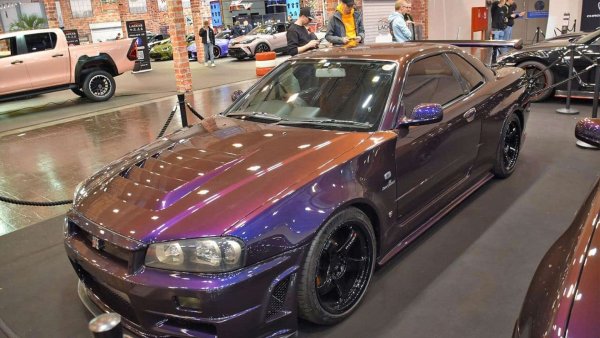 Тъжната реалност на забраната на R34 GT-R V-Spec в САЩ е особено полезнена за феновете на модела. Той беше напълно усъвършенстван за времето си, като получи нов екран на таблото, който показваше данни за двигателя и работата, като например броя на G-силите, на които колата е подложена.

Сега R34 GT-R V-Spec може да бъде внесе в Щатите, но не можете да се кара по обществени пътища, а само на писта. Или пък да бъде използван като експонат на изложения, при условие, че бъде закаран на място. Той обаче е забранен за обществени пътища благодарение на Федералните стандарти за безопасност на моторните превозни средства от 1988 г.
