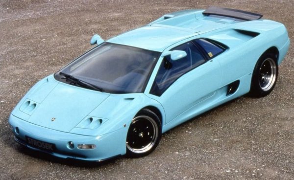 Lamborghini Strosek Diablo беше основен заподозрян и лесна мишена за забрана от САЩ, тъй като стандартното Diablo вече беше смятан за твърде бърз с неговите 330 км/ч скорост. Въпреки че, стандартното Diablo е разрешено за движение по улиците в САЩ, първоначално и тойне отговаря на някои правила за безопасност и емисии, за които Lamborghini трябваше да направи някои модификации.

Версията на Diablo на Виторио Стросек нямаше шанс с по-малките си фарове и нетрадиционните огледала, монтирани на покрива, въпреки че двигателя бяха направени някои промени за ограничаване на мощността и намаляване на максималната скорост.
