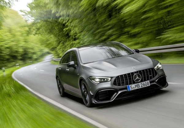 В продуктовата гама на германците има няколко доста бързи комбита. Започваме обаче с новия CLA 45 S 4Matic + Shooting Brake. Зад нескромно дългото име се крие впечатляващ с характеристиките си автомобил, задвижван от туин турбо V8 двигател в света (421 коня, 500 Нм). Ускорението до 100 км/ч става за 4,1 сек.