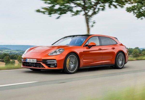 В момента това е най-бързото серийно комби в света. Моделът се задвижва от V8 двигател с обем от 4 литра, който развива мощност от 630 коня и 820 Нм максимален въртящ момент. Германският автомобил ускорява от място до 100 км/ч за невероятните 3,1 секунди - най-бързо от всички модели в подборката.