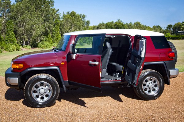 &bdquo;Вратите за самоубийство&ldquo; са обичайна история за пикапи с кабина и половина и рядкост за SUV. Такъв обаче е харизматичният Toyota FJ Cruiser, който се задържа на конвейера от началото на 2006 г. до края на 2022 г. Той е в стила на легендарния Land Cruiser J40 и споделя рамкова платформа със северноамериканските 4Runner и Land Cruiser Prado от предишното поколение. Двигателят е същият като на донорите - 4,0-литров V6.
