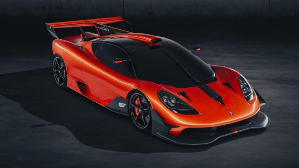 Както вече споменахме, пистовата версия на хиперколата Т50, която е духовен наследник на създадения от Гордън Мъри McLaren F1, бе представена на датата на която Ники Лауда би празнувал 72-ия си рожден ден. Накратко: само 25 бройки ще бъдат произведени, всяка на цена от над 3 милиона лири. Тежащият 852 кг болид разполага с 3,9-литров V12, с малко по-високи показатели от този, използван в стандартната версия.