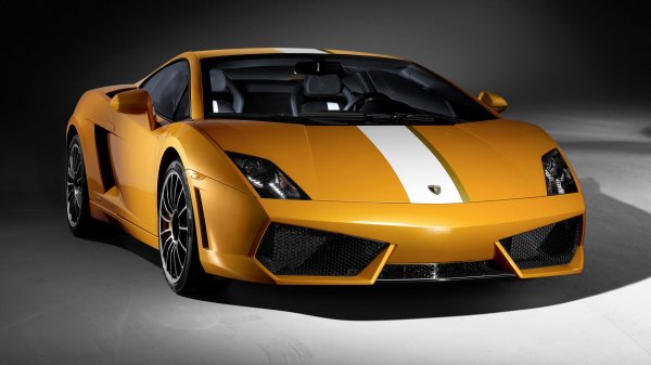 Специалната версия на Gallardo е кръстена на легендарния главен тестов пилот на фирмата Валентино Балбони, който се оттегли от активна дейност през 2008 година. И не защото се чувстваше стар, а защото такива са законите в Италия - Балбони прекарва във фирмата 40 години и трябва да се пенсионира. Посветеният на пилота модел е първата заднозадвижвана машина на марката след Diablo SV и се предлага изключително с механична скоростна кутия. Компанията реализира 250 бройки от модела.