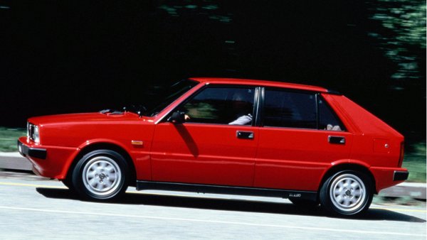 Всички сме слушали много повече за Lancia Delta Integrale. Нормално - с толкова победи и велики изпълнения, опаковани в невероятно изглеждащ автомобил, рали-легендата хвърлила титанична сянка върху по-скромната Delta HF. Но именно последната е първата стъпка за Delta от невзрачен градски автомобил към върховен модел с висока динамика.

Представен през 1983 година, моделът бил с турбинирана версия на 1,6-литровия двигател, с много увеличени показатели. За разлика от по-именития си роднина, този модел още не бил разкрасен със спойлери и раздути арки. Липсвало и двойното задвижване.