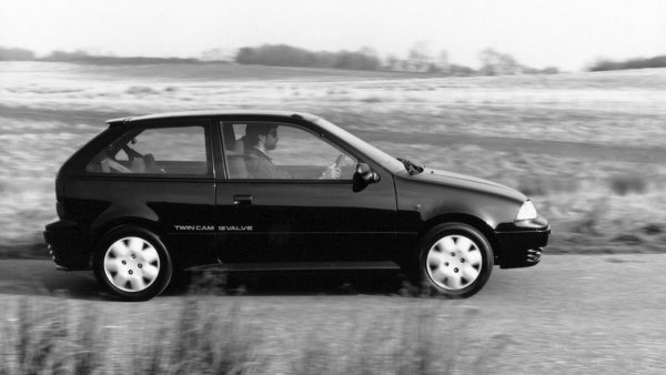 След масивния V8, задното задвижване и огромната мощност, 1,3-литровия 4-цилиндров агрегат и предното предаване на Swift GTI може да ви се сторят малко анемични, но пък се завръщаме към основните принципи на хотхечовете: лекота, производителност и достъпна (понякога) цена.

С теглото си по-малко от 900 кг, Suzuki Swift GTI успешно използвал 100-те си конски сили, за да се опъне на далеч по-мощни модели. И се приел доста радушно от публиката (и клиентите).