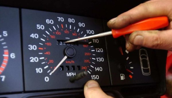 От всички проверени автомобилни истории през 2023, в 7.5% от случаите е засечено превъртане на километража. Но този среден показател се отнася до всички пазари, на които действа CarVertical - общо 23 страни в Европа, след които и България, но също САЩ, Мексико и дори Австралия. В страните от Източна Европа процентът на превъртаните километражи е доста по-висок.