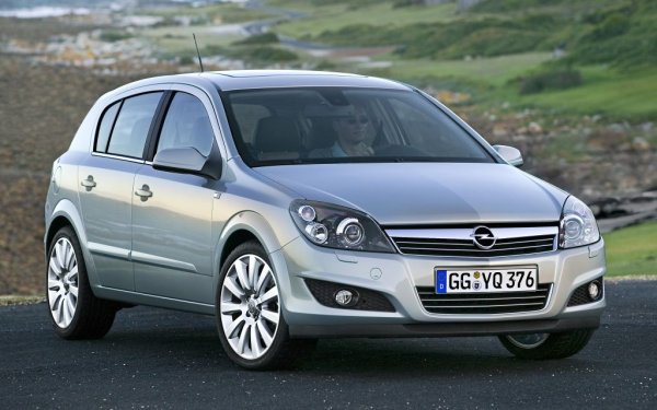 Opel e най-рисков, когато става дума за превъртани километражи - при цели 14.3% от проверяваните модели на германската марка са засечени несъответствия между историята и актуалния показатал на таблото. Другите лидери в това отношение са Jeep (12.8%), Land Rover (11.4%), Lexus (10.8%) и Porsche (10.5%).
Донякъде изненадващо, но най-малкият процент превъртани километражи е при BMW - едва 6.2%. Със същия показател е и Peugeot. Другите по-малко рискови марки са Mazda, Fiat, Citroen и Skoda - всички с под 7% засечени измами с пробега. 
