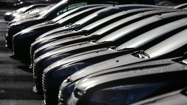 В последните години в разцветките при новите автомобили настъпи небивало разнообразие. Но при употребяваните нещата все така се свеждат до черно-сиво-бяло. Почти една трета от всички коли с проверка на сервизната история през 2023 са били черни (29.6%). На второ място са сивите (26.6%), на трето - белите (18.8%). На цветове като зелено, виолетово, жълто и оранжево се падат общо под 1% от проверките. 
