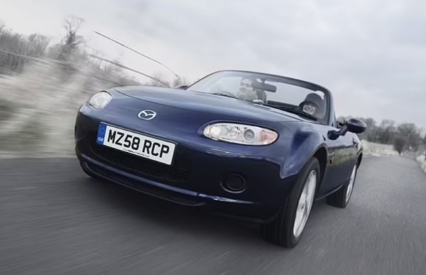 Спортен автомобил и надеждност са две думи, които рядко вървят ръка за ръка. Но не и при най-продавания роудстър в света на всички времена. MX-5 на Mazda е емблематичен модел. Дебютира още през 1989 година и продължава дае обичан от шофьорите и днес.

Въпросният модел тук е автомобил от трето поколение, който се оказва изключително надежден благодарение на безупречното японско качество на изработка, което е в основата на MX-5 от десетилетия. Нито един собственик не е съобщил за повреда през предходните 12 месеца. Само една четвърт са казали, че са се сблъсквали с неизправности по принцип. Дори когато това се е случвало, шофьорите обикновено са били без колите си само 1,7 дни, докато са на ремонт.

С цени от едва 4500 евро, това е едновременно евтин и забавен за шофиране автомобил.
