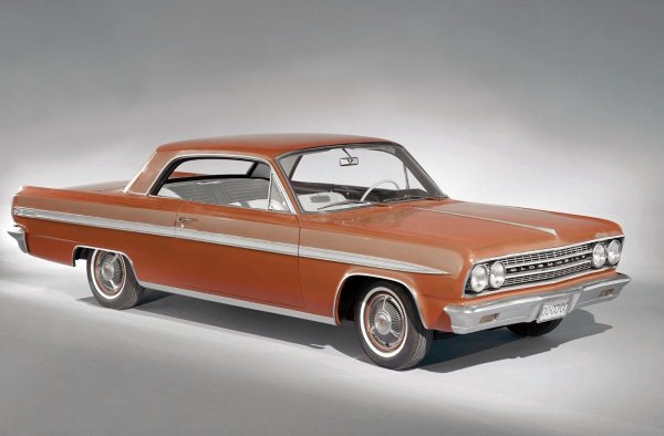 Първият сериен автомобил с турбокомпресор е Oldsmobile Jetfire. Той е базиран на модела Cutlass, като има твърд покрив без колони с две врати и е пуснат на пазара няколко месеца преди Chevrolet Corvair Monza Spyder - вторият сериен автомобил с турбокомпресор.
