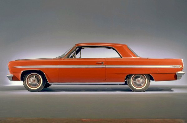 Под предния си капак Jetfire крие иновативния - изцяло алуминиев, 3,5-литров V8, представен от Buick година по-рано. Инженерите на Oldsmonile обаче правят двигателя още по-иновативен, като добавят турбокомпресор Garrett AiResearch, както и куп други подобрения.

Най-интересната от тях е чувствителен на налягане изпускателен байпасен клапан (ранен wastegate), който се отваря от вход на сензор за налягане, ако границата от 5000 об/мин е надвишена, пренасочвайки газовете през вторичен изпускателен отвор.
