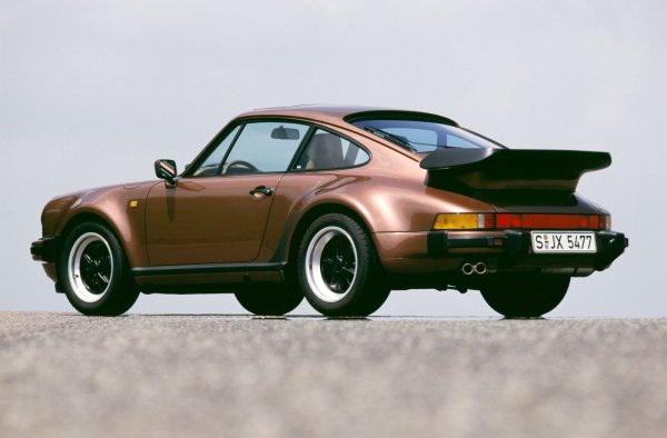 Първият чистокръвен сериен спортен автомобил, който получава турбо - 930, се превърна в един от най-бързите &bdquo;улични&ldquo; автомобили на своята ера, но и един от най-опасните.
 
Базиран на стандартното 911, моделът 930 се задвижва от 3,0-литров, шестцилиндров двигател с въздушно охлаждане, заимстван от Carrera RS 3.0, който, с любезното съдействие на легендарния д-р Ернст Фурман, получава турбокомпресор KK&K, първоначално разработен за 917/ 30 - състезателна кола за сериите Can-Am.
