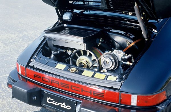 С 256 к.с. и 329 Нм въртящ момент, 911 Turbo стана най-бързият и най-мощният, разрешен за движение по пътищата автомобил, който Porsche някога е разработвал. Въпреки че колата беше оборудвана със здрава система на окачване, огромната турбо дупка я направи непредсказуема и често неконтролируема.

Въпреки недостатъците си, 930 се радва на голям успех и оттогава Porsche продължава да предлага 911 с турбокомпресор.
