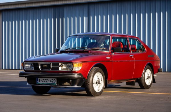 Докато Porsche 930 е първият чистокръвен спортен автомобил, оборудван с турбокомпресор, Saab 99 Turbo е първият модел, който предлага на масите производителност, подобна на спортен автомобил.

Първоначално въведен през 1968 г., моделът 99 се смята за голям, висококачествен пътнически автомобил в Скандинавия, но в повечето части на света, включително САЩ, той попада в компактната категория.
