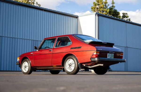 Моделът се радваше на голям успех и непрекъснато е подобряван. През 1978 г. инженерите на Saab решават да добавят по-спортна версия към гамата 99 и така се ражда версията Turbo.

Както подсказва името, тя се задвижва от прост, но здрав 2,0-литров четирицилиндров двигател с осем клапана, оборудван с електронно впръскване на гориво на Bosch и малък турбокомпресор Garrett T3.
