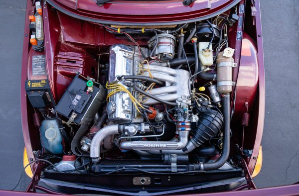 Четирицилиндровият двигател генерира 135 к.с. и 216 Нм въртящ момент, което позволява ускорение до 100 км/ч за под 9 секунди. Това може да не звучи впечатляващо днес, но за своето време 99 Turbo е една от най-бързите коли в своя ценови диапазон.

В резултат на това моделът се радва на голям успех и вдъхновява други производители на автомобили да пуснат на пазара леки автомобили с турбокомпресор.
