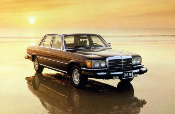 В средата на 70-те години Mercedes-Benz е изправен пред огромeн проблем. Купувачите търсят дизелова версия на водещата серия W116 (настоящия предшественик на S-Class), но съществуващият петцилиндров дизел със 77 к.с. просто не е достатъчно мощен.

Трябва да се знае, че по това време са съществували дизелови двигатели с турбокомпресор, но те са били използвани почти изключително в индустриални приложения. Монтирането на подобно устройство на лекотоварен дизелов двигател е изключително трудно, тъй като инженерите имат проблеми с управлението на вече високото съотношение на компресия.
