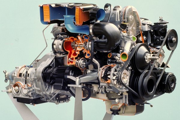 Независимо от това, в Mercedes успяват да създадат функционален турбодизел, като усъвършенстват съществуващия 3,0-литров, редови петцилиндров мотор, добавят система за впръскване на горивото и усъвършенстван вентил. Резултатът е двигател със 110 к.с., който прави Mercedes-Benz 300 SD от 1978 г. първия в света сериен автомобил с турбодизел. 
