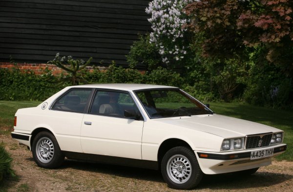 През 80-те години на миналия век стаlа ясно, че оборудването на автомобил с турбокомпресор е не само осъществимо, но и печелившо, така че производителите на автомобили предприемат следващата логична стъпка и представят автомобили, оборудвани с две турбини. 

Първият масово произвеждан автомобил с двойно турбо е Maserati Biturbo от 1981 г. Заради своя квадратен стил и многобройни проблеми с надеждността, той се смята за един от най-лошите модели, създавани някога от италианската марка.

