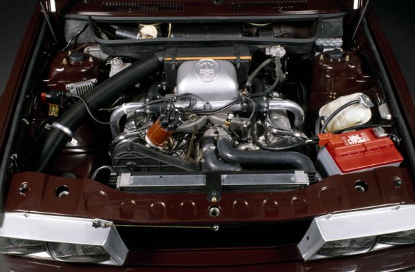 Неговият V6 разполага с IHI турбокомпресор за всяка група цилиндри, който помага за произвеждането на 189 к.с. и 298 Нм въртящ момент в първоначалната 2,5-литрова карбурирана версия.

