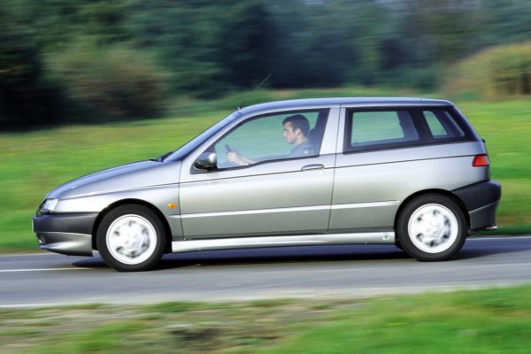 По-късно той получи още 5 к.с., а освен това се появи и лифтбек с 5 врати с индекс 146, чиято „напомпана версия“ версия носеше обозначенето „ti”. За съжаление, 145 така и не се превърна в пазарен успех, като за 6 години от моделя бяха произведени едва 221 000 автомобила. Това обяснява и много трудното намиране на топ-версията Quadrifoglio. 