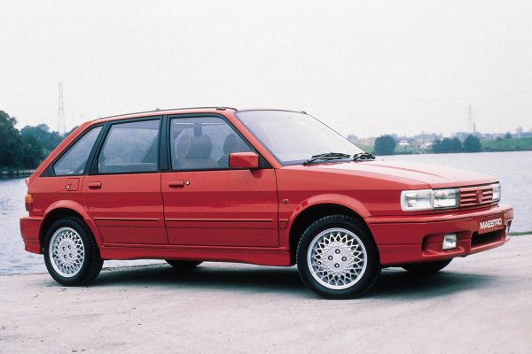 Британската марка MG е свързвана с леките роудстъри от много години, но през 80-те години тя предлагаше „напомпани“ версии на моделите на Austin. Сред тях е и MG Maestro Turbo – топ-вариантът Austin Maestro, който трудно може да бъде определен като „най-добрия хот-хеч на времето си“, но със сигурност е най-бързият, като това се дължи на 2,0 литровия турбомотор, който заедно със скоростната кутия Honda PG1, е заимстван от по-големия седан MG Montego Turbo. 