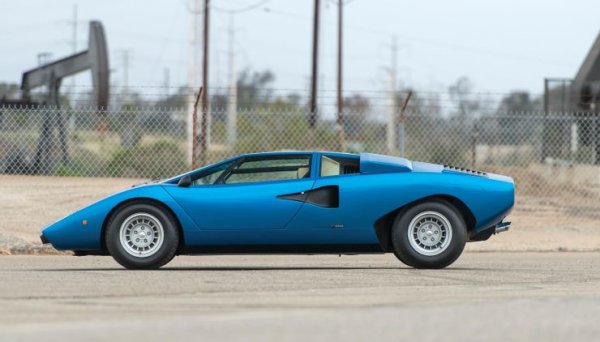 През 1974 Lamborghini лансира новия си модел, превърнал се в икона на марката &ndash; Countach. Клиновидната форма на купето, наложила се през 70-те години, тук е развита почти до съвършенство и естествено &ndash; двигателят е V12, разположен пред задния мост. Това, че Countach с поредица подобрения и промени, се продава до 1990 година е доказателство за огромния потенциал на модела.

