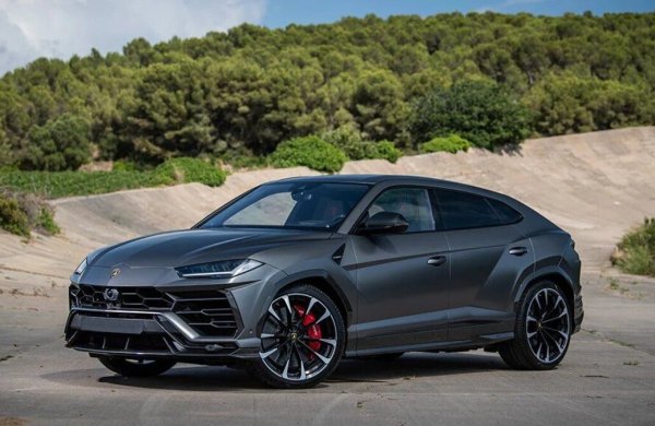 Крилото на „Арсенал“ и Бразилия плати почти 218 000 паунда за този SUV. Може би се е запалил от бившия си съотборник Обамеянг, който преди време се прочу, като пристигна на клубната база със същия звяр, но с потрошена предница. Това „Ламбо“ вдига стотака за 3,1 секунди и явно Обамеянг се е засилил повечко по лондонските улици.
