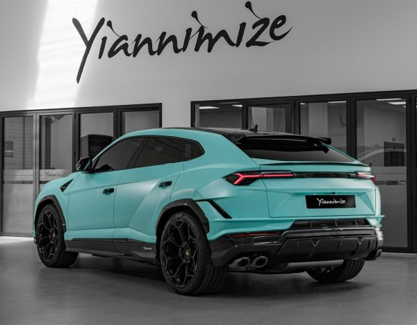 100-милионната покупка на „Манчестър Сити“ кара същата кола като Мартинели, но за 211 000 лири, твърдят спецовете. Явно не е включил някоя глезотия. “Ламбото“ е в цвета на „гражданите. Иначе английският национал се прочу още във „Астън Вила“, когато потроши в катастрофа бял “Range Rover“.
