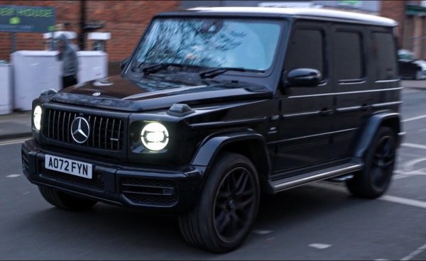 Лидерът на „Нюкасъл“ брои 165 000 паунда за германския красавец. С парите от Саудитска Арабия бразилският халф може да си позволи каквото си иска. Може босовете да му осигурят и някой цистерна бензин бонус. Иначе наскоро Бруно се снима зад волана с любимото куче.

