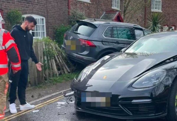 Португалската звезда получава над 12 милиона паунда годишно в „Манчестър Юн“ и направо го дава скромно с кола за „едва“ 102 бона в английската валута. Той успя да блесне с това Porsche Panamera, като се блъсна с друг автомобил и последният излетя в дървена ограда. Случи се миналия сезон точно преди дерби с „Ливърпул“.
