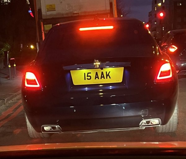 Нападателят на &bdquo;Нюкасъл&ldquo; караше Bentley (на снимката) с любопитен номер, но после се ориентира към Audi RS 6, а причината за това е, че шведът се оказва огромен фен на високите скорости. Неговото RS6 има редица подобрения, за които Исак е платил сериозни суми. Със заплатата си от  120 000 британски лири на седмица това обаче едва ли е проблем за нападателя, който е един от любимците на феновете на &bdquo;свраките".
