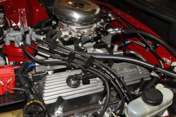 По правило, срокът на служба на тези проводници е около 8 години, след което те трябва да бъдат сменени. В противен случай двигателят ще започне да пали по-трудно. Възможно е при влажно време да се стигне до заглъхване на мотора при работа на ниски обороти. За да може кабелите да работят по-дълго, се препоръчва смазване със силикон. В противен случаи те губят еластичността си.