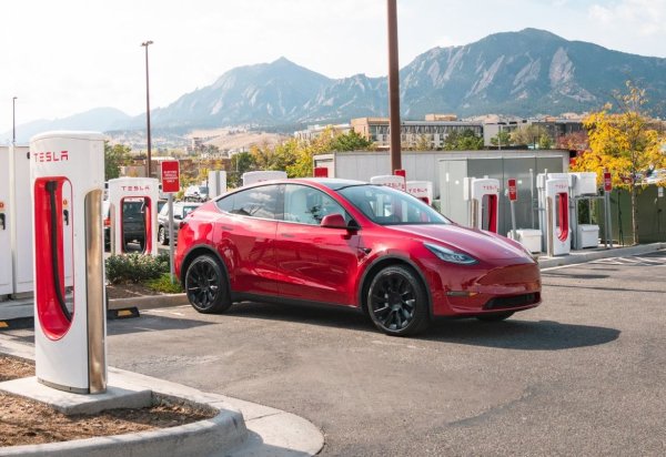 Тъй като вероятно ще използвате електромобила си не само в градски условия, трябва да вземете предвид възможностите за бързо зареждане. Повечето автомобили идват с функция бързо зареждане по подразбиране, но това не винаги е така. Задоволете се с кола, която предлага най-голямата мощност за възможността за бързо зареждане, тъй като това е от огромно значение, особено когато сте на път и искате да не висите с часове на станцията.